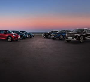 Drei Fahrzeuge der GWM ORA und drei Fahrzeuge der GWM Wey Modellfamilie