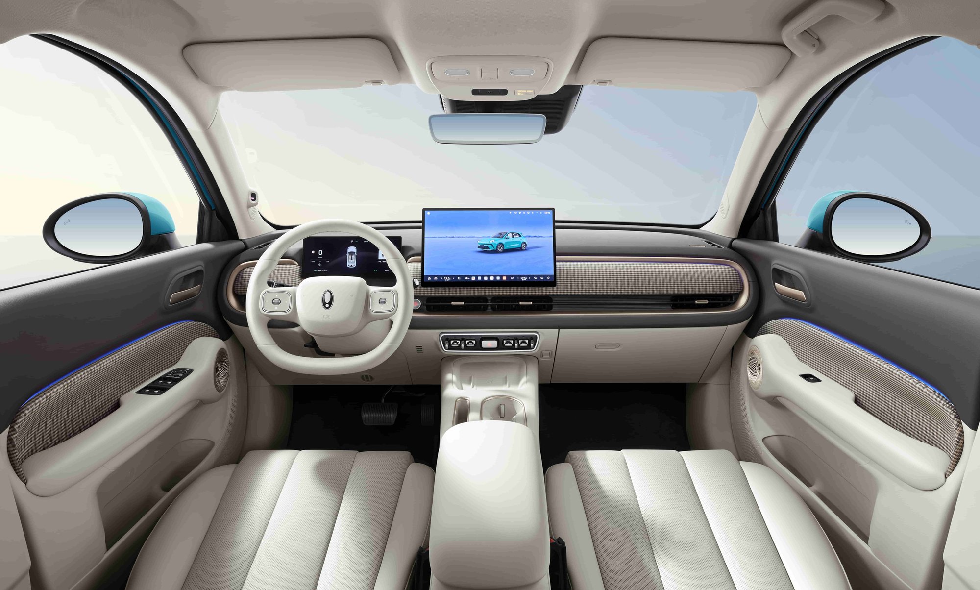 Frontansicht des hellen Innenraums eines ORA 5 Elektroautos mit beigen Sitzen, linksseitigem Lenkrad und großem zentralen Touchscreen unter einem Panorama-Glasdach.