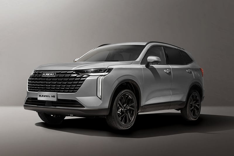 HAVAL H6 in Ayers Grey vor grauem Hintergrund