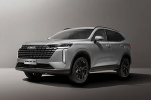 Ayers Grey HAVAL H6 vor grauem Hintergrund