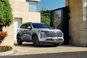 HAVAL H6 in Ayers Grey vor moderner Villa