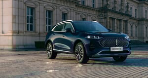 WEY 05 vor einem Gebäude