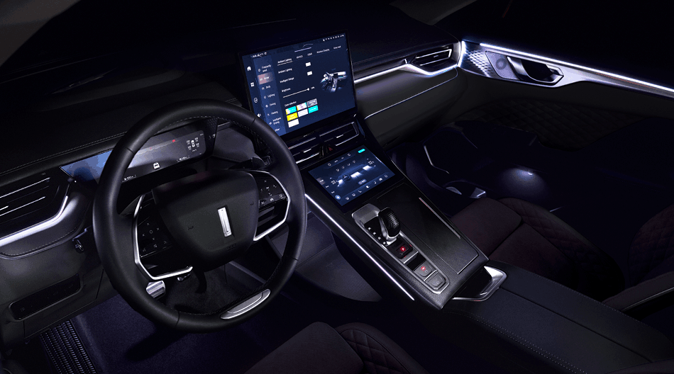Innenraum eines GWM Fahrzeugs mit Lenkrad, Digitalcockpit und großem zentralen Touchscreen