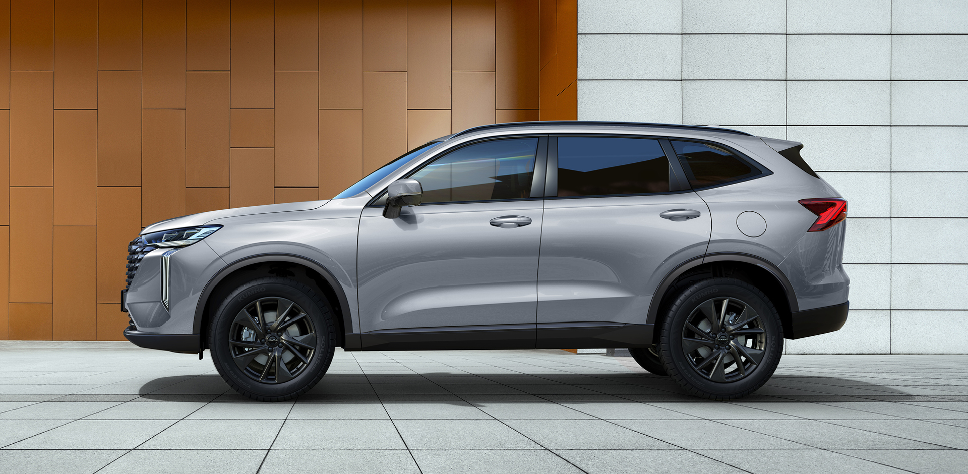 HAVAL H6 in Ayers Grey vor moderner Fassade HAVAL H6 in Ayers Grey vor moderner Fassade